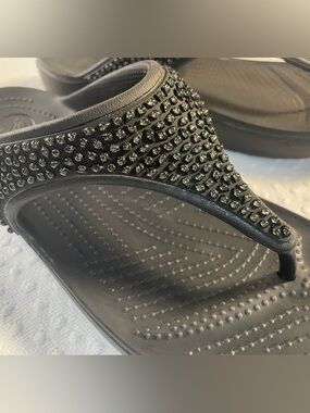 CROCS Boca Wedge Rhinestone Flip Black Platform Thong Sandal W9
Showgirl glamour